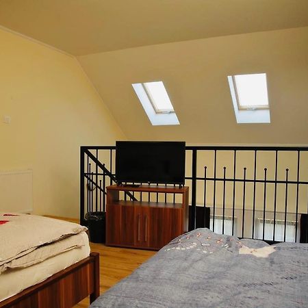 Viktor Vendeghaz Es Apartmanhaz Baktaloranthaza 外观 照片