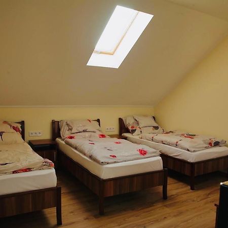Viktor Vendeghaz Es Apartmanhaz Baktaloranthaza 外观 照片