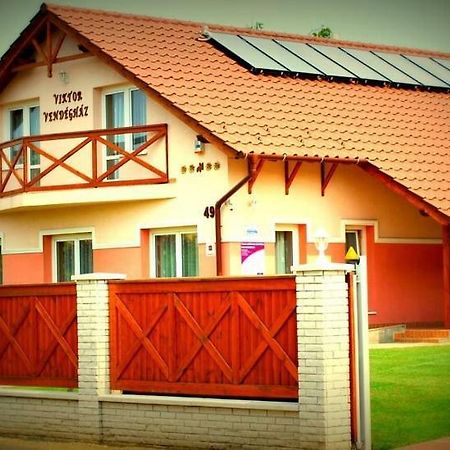 Viktor Vendeghaz Es Apartmanhaz Baktaloranthaza 外观 照片