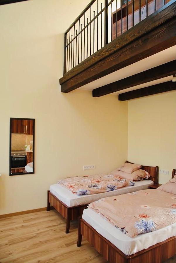 Viktor Vendeghaz Es Apartmanhaz Baktaloranthaza 外观 照片