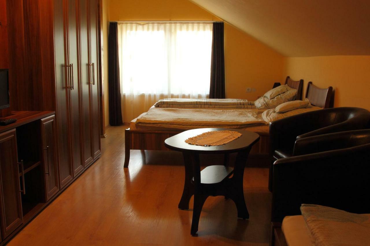 Viktor Vendeghaz Es Apartmanhaz Baktaloranthaza 外观 照片