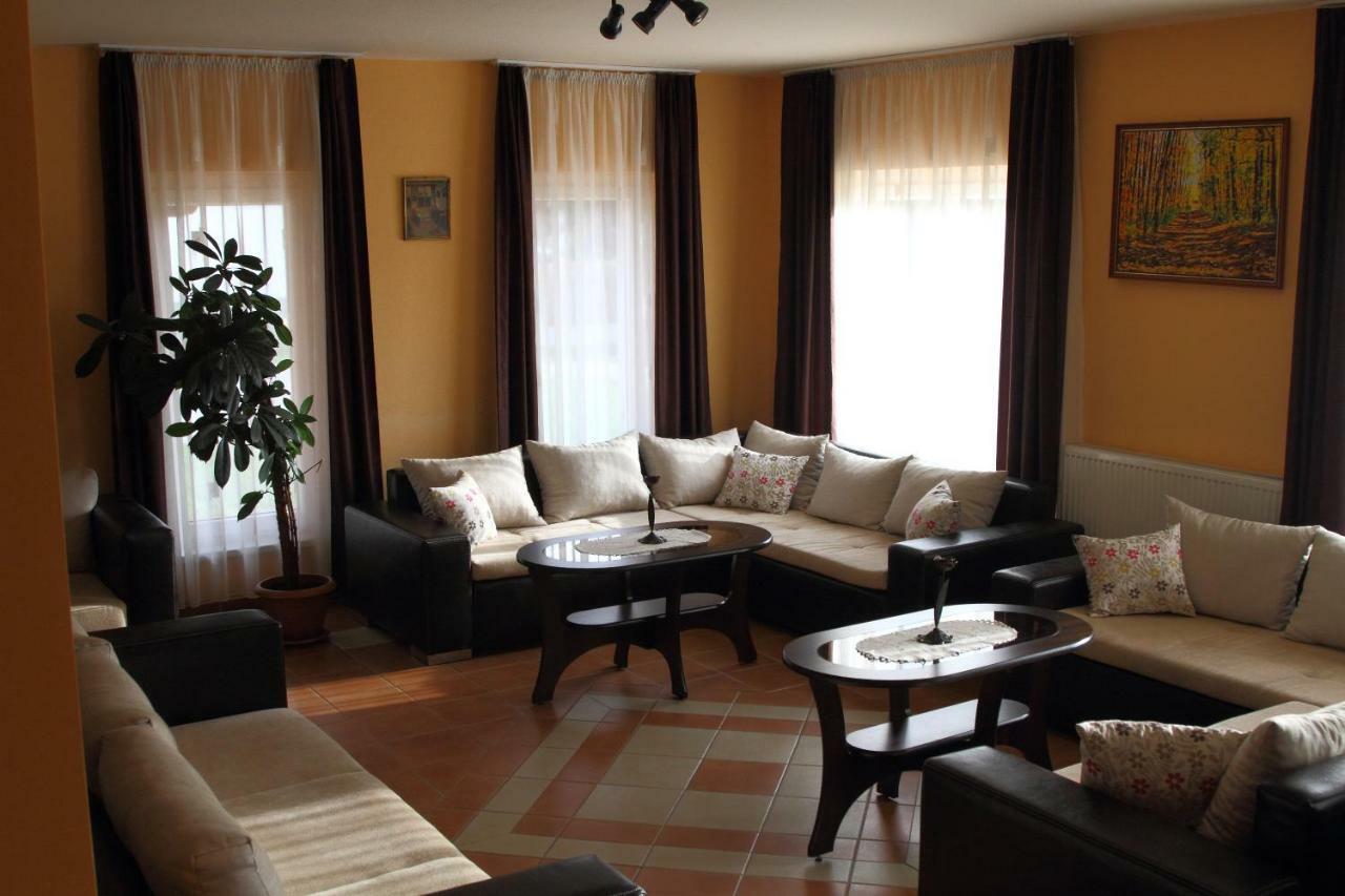 Viktor Vendeghaz Es Apartmanhaz Baktaloranthaza 外观 照片