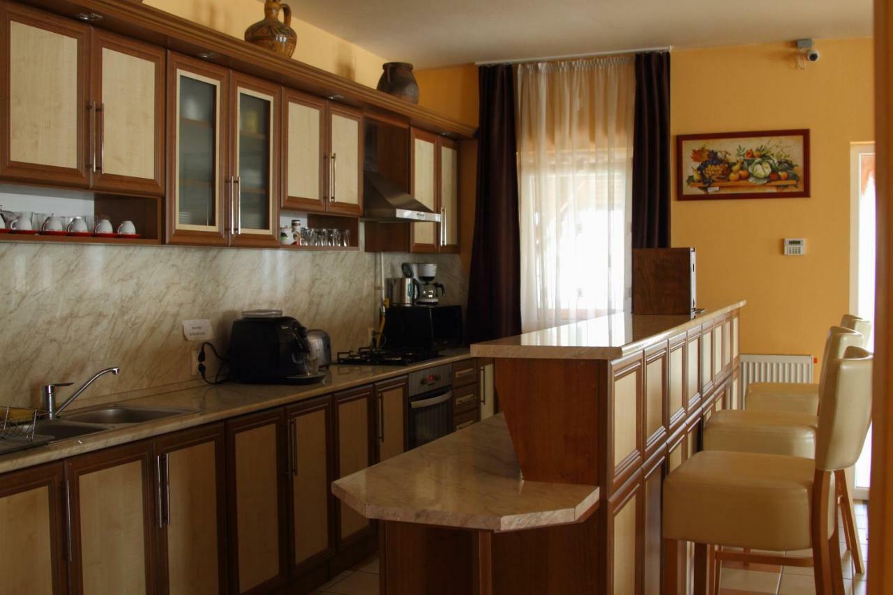 Viktor Vendeghaz Es Apartmanhaz Baktaloranthaza 外观 照片