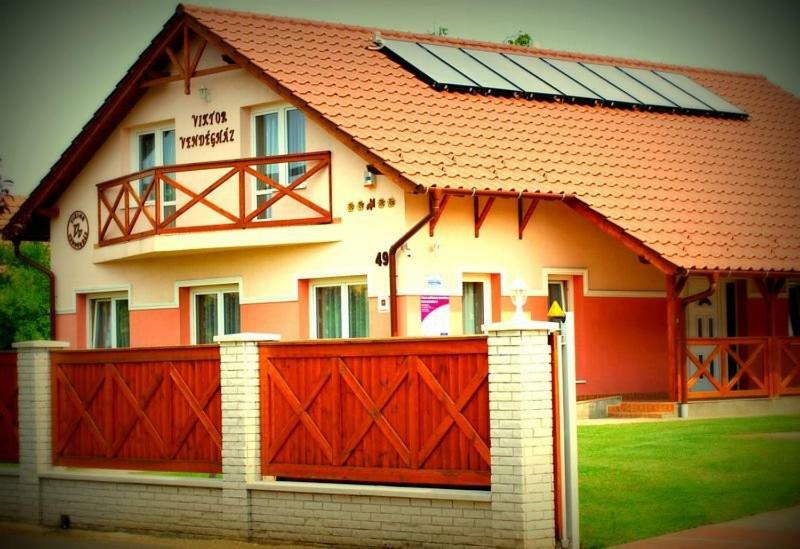 Viktor Vendeghaz Es Apartmanhaz Baktaloranthaza 外观 照片