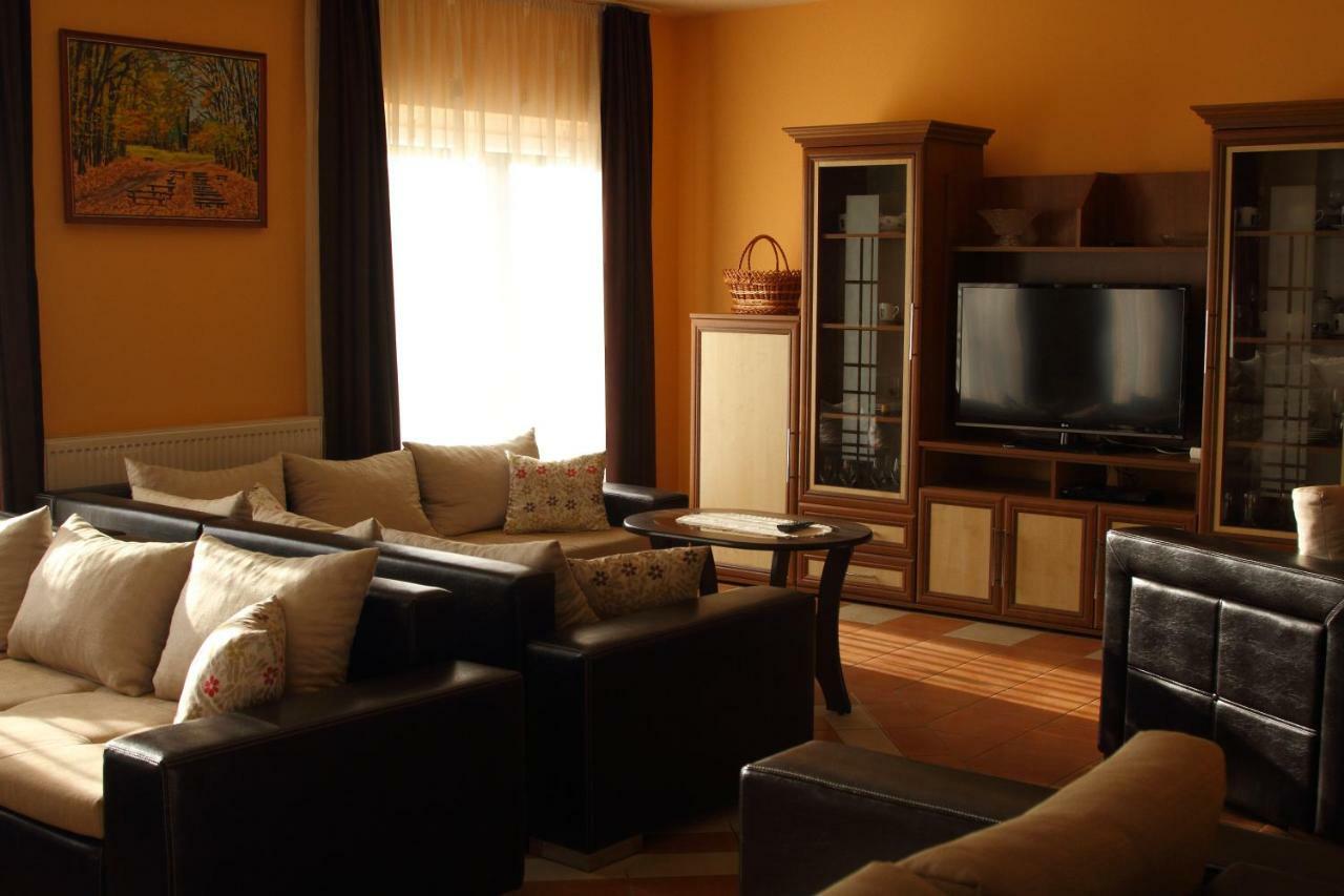 Viktor Vendeghaz Es Apartmanhaz Baktaloranthaza 外观 照片
